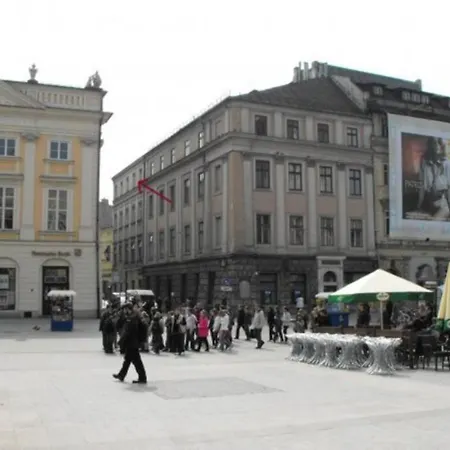 Main Market Square 21a *